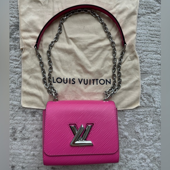 Louis Vuitton a small pink bag, looks like a new! 🩷 - Picture 15 of 15